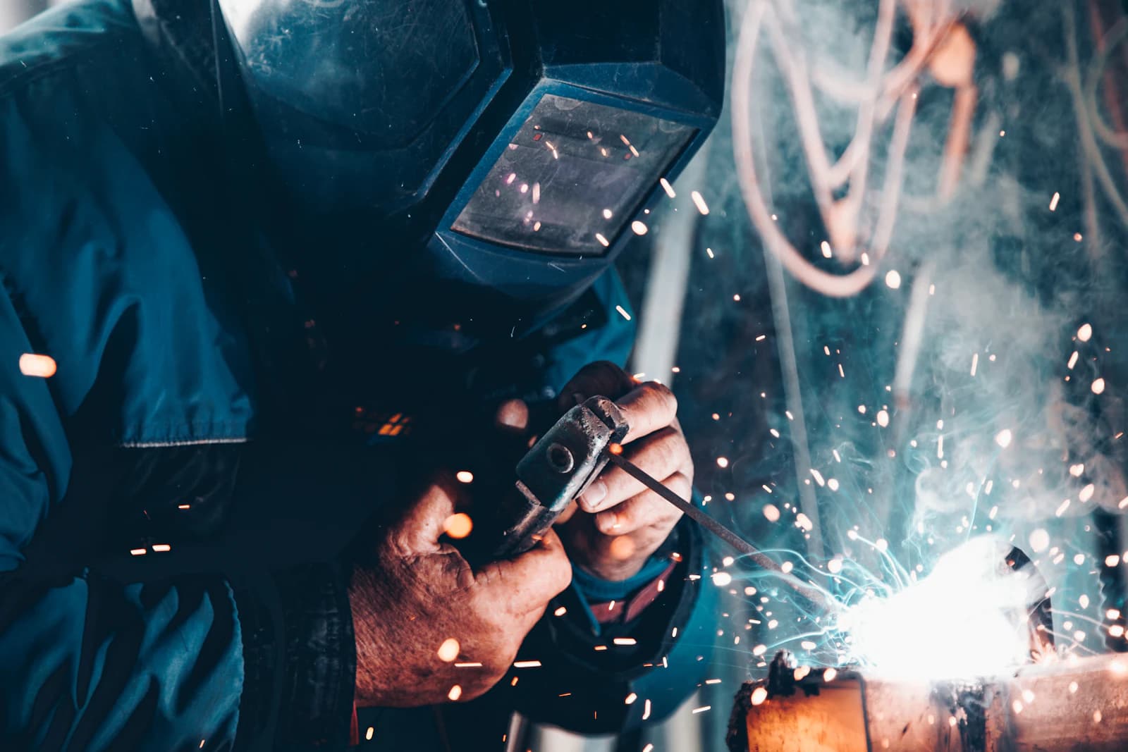 Wegenbouwer aan het werk in een technische omgeving