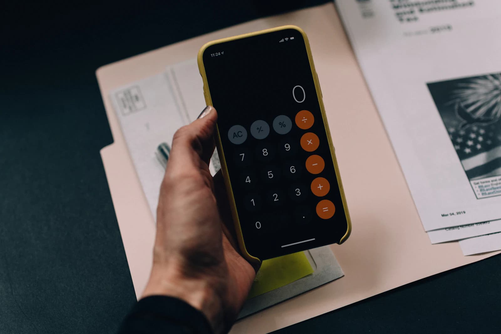 Grondwerker aan het werk in een technische omgeving