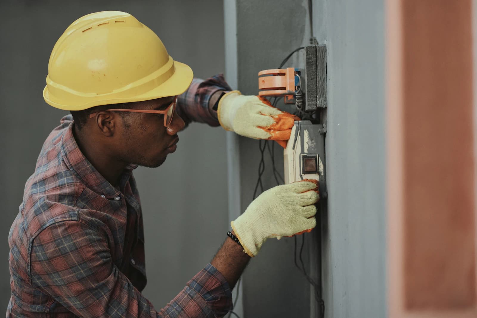 Elektromonteur aan het werk in een technische omgeving